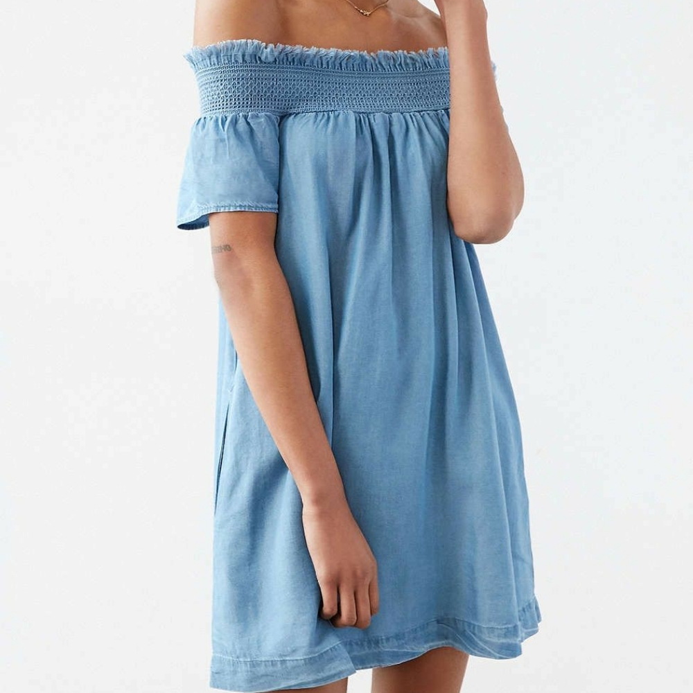 Alice & UO Hermione Off-The-Shoulder Denim Dress
M - Picture 1 of 8